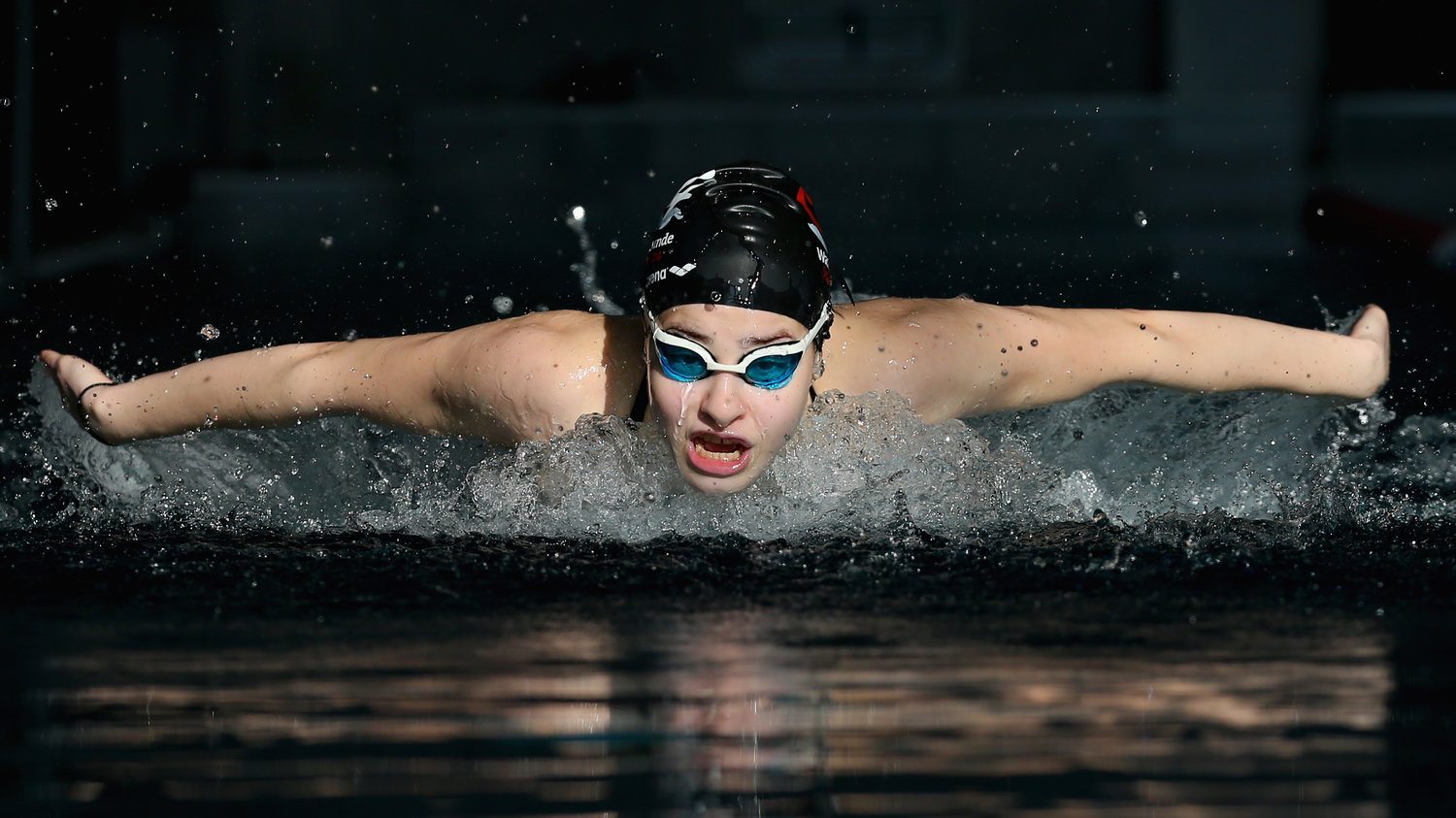 She swims. Юсра Мардини. Юсра Мардини сирийская пловчиха. Юсра Гейик. Юсра Мардини сирийская пловчиха фото.