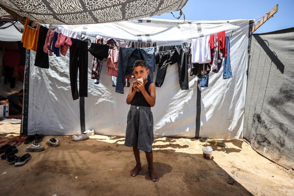 WFP provides a family with food in Gaza