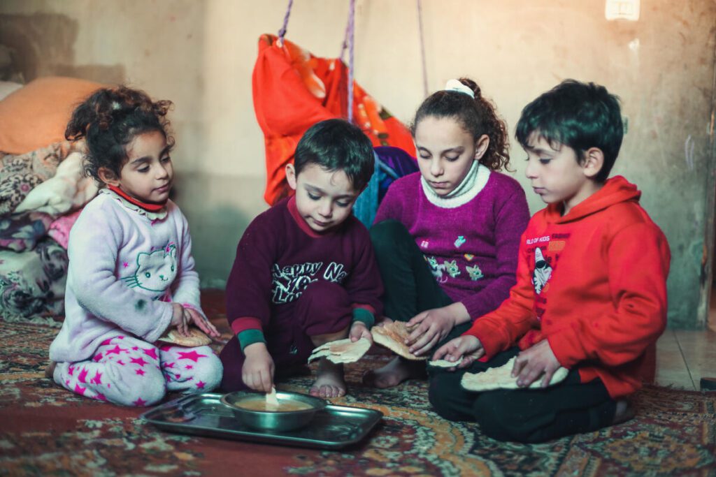 Children in Gaza eat dinner