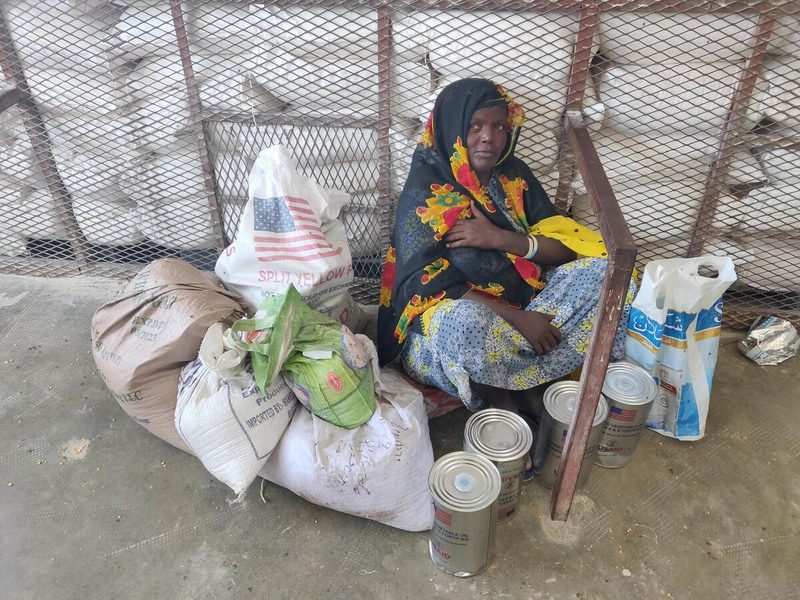 Rahano Ido, a beneficiary of WFP, just picked up her food rations for the month of December.

Food and cash distribution by WFP and partners at Ali Addeh refugee settlement