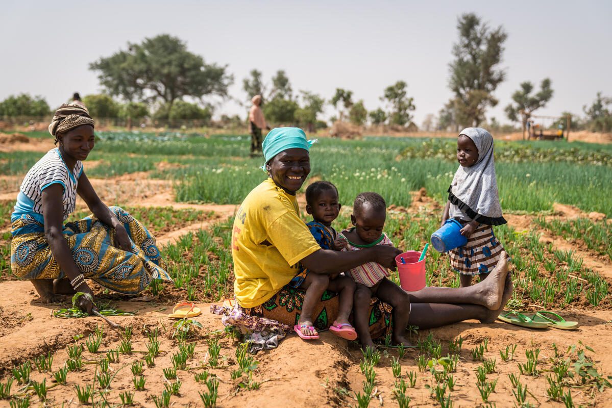 In Louda, Centre-Nord in Burkina Faso, the market garden is part of WFP&#039;s resilience activity, aiming to go beyond food assistance. 
There are currently over 1.1 million internally displaced people in Burkina Faso who are displaced due to insecurity. In 2020, WFP provided life-saving assistance to 920,000 IDPs.
Many of these displaced people rely on food assistance for more than two years. 
 
The market garden project aims to promote social cohesion and reduce the strain IDP&#039;s put on the hosting communities&#039; scarce resources (such as access to food, water etc.)
In this market garden, both IDP&#039;s and the hosting community members work side by side to grow vegetables for home consumption and selling. This resilience project allows people to acquire new agricultural skills, generate an income and have access to nutritious fresh fruits and vegetables.