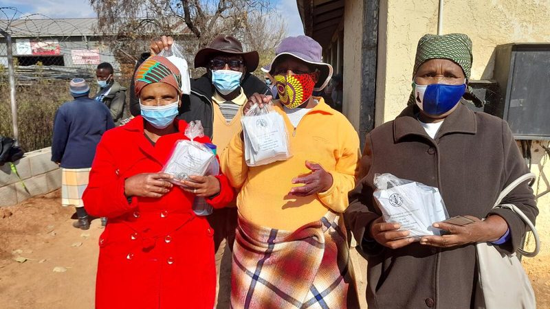 beneficiaries of WFP’s cash based transfers receive vegetable seeds from FAO

With the aim of increasing food access to food insecure families that had been negatively affected by COVID-19 pandemic, WFP, jointly with FAO and IOM, mobilised resources from ECHO to support joint emergency response interventions led by WFP in conjunction with the two agencies. This enabled WFP to launch the urban response programme and provided cash to targeted people.

In complementarity of the activities carried out by WFP, FAO distributed six different types of vegetable seeds to WFP beneficiaries that were benefitting under the urban response programme.