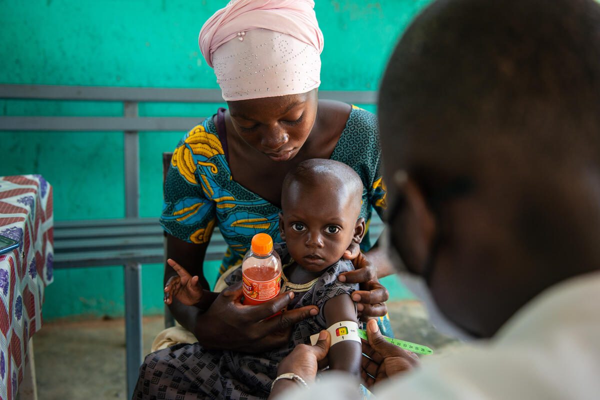 Djelika (18) and her daughter Adama (17 months) seeking medical care at a WFP supported clinic for treatment of Malnutrition